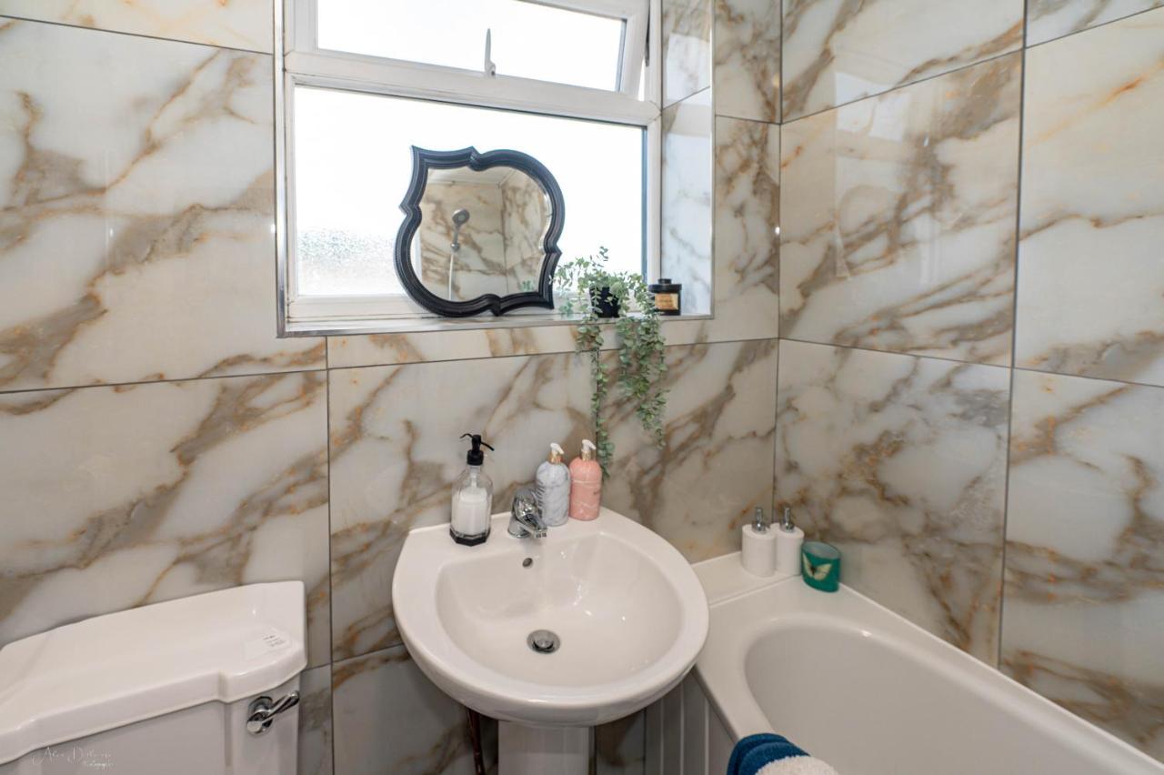 4 Bedrooms,2 Bathrooms House With Free Parking Plumstead  Esterno foto