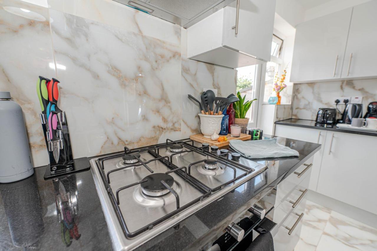 4 Bedrooms,2 Bathrooms House With Free Parking Plumstead  Esterno foto