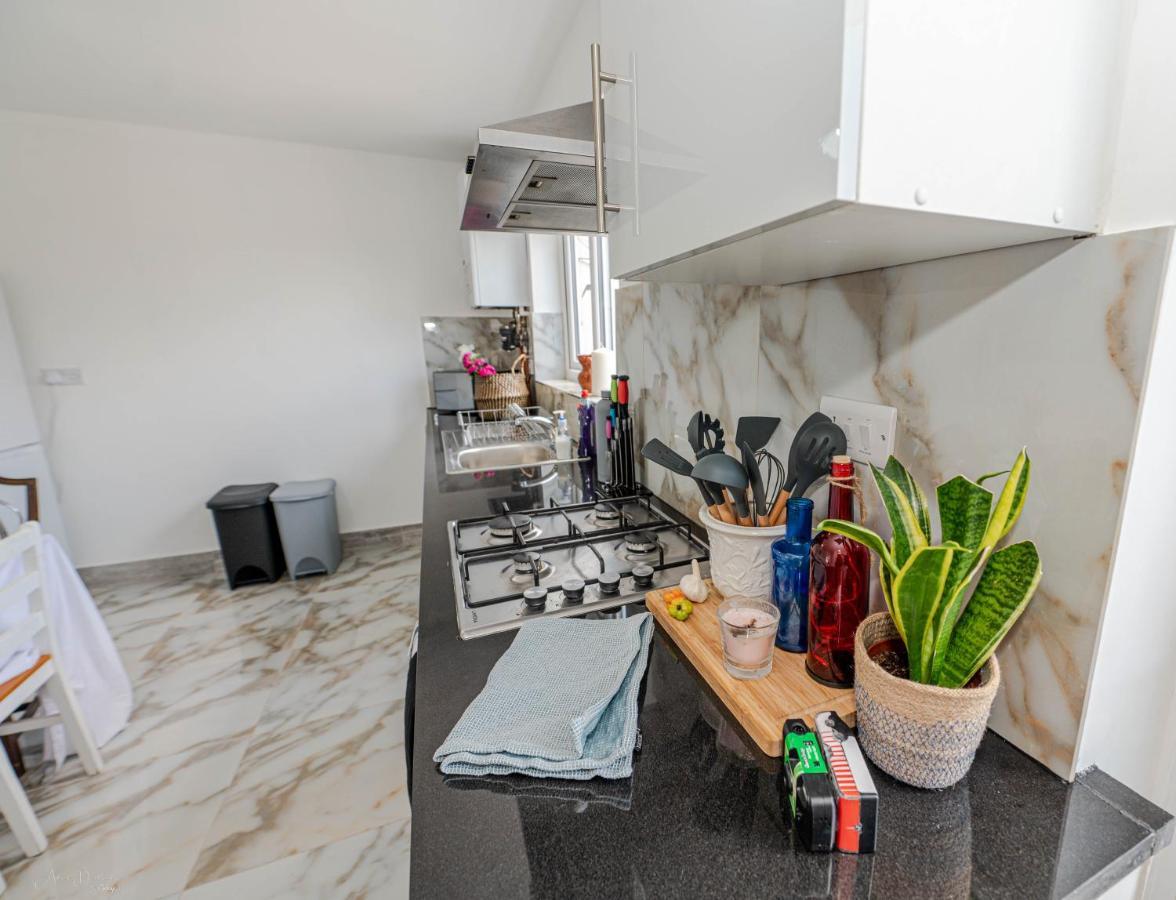 4 Bedrooms,2 Bathrooms House With Free Parking Plumstead  Esterno foto