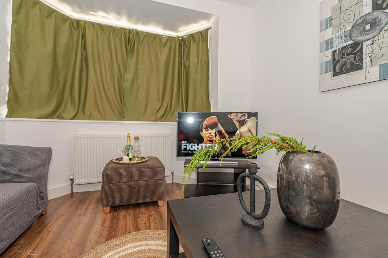 4 Bedrooms,2 Bathrooms House With Free Parking Plumstead  Esterno foto