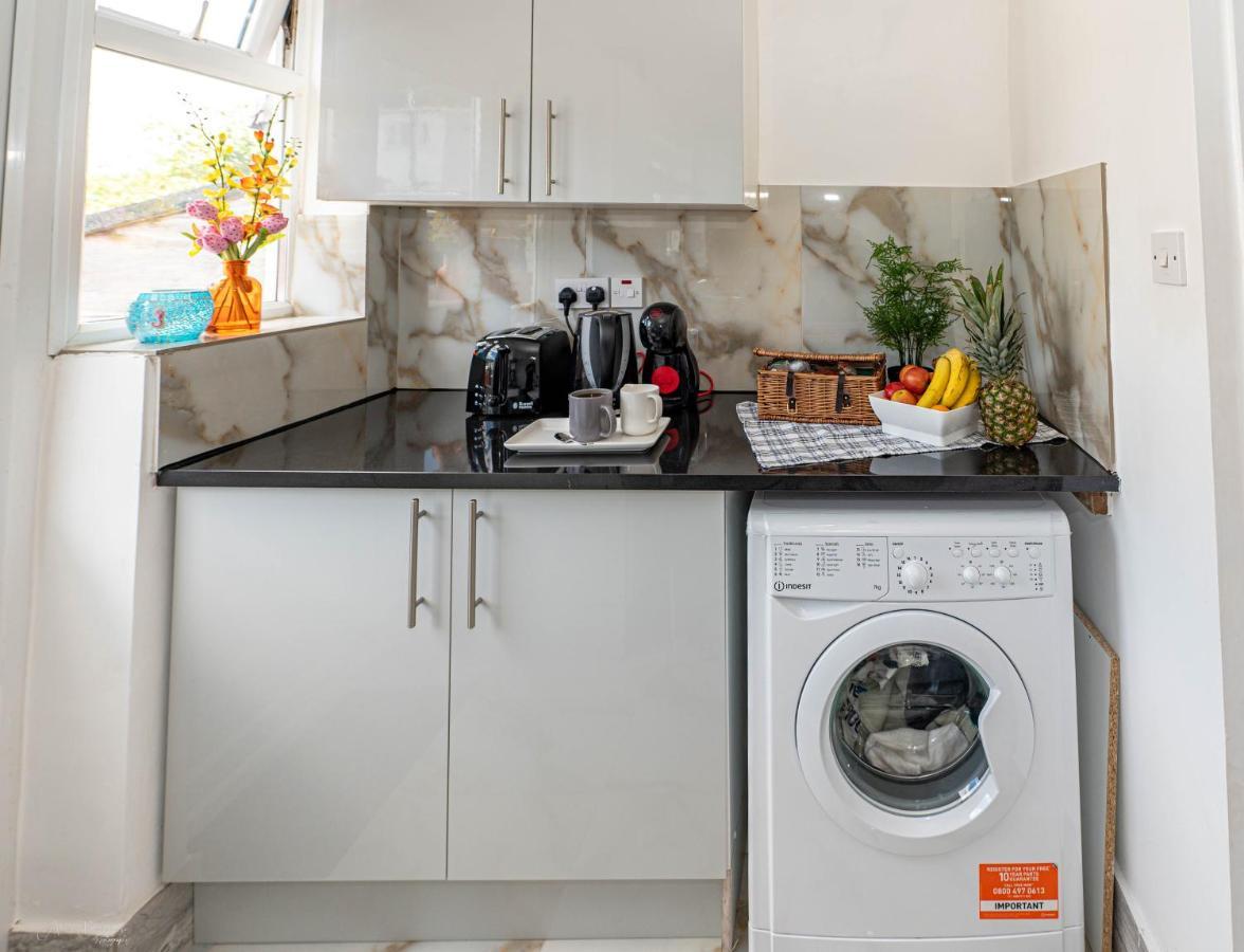 4 Bedrooms,2 Bathrooms House With Free Parking Plumstead  Esterno foto
