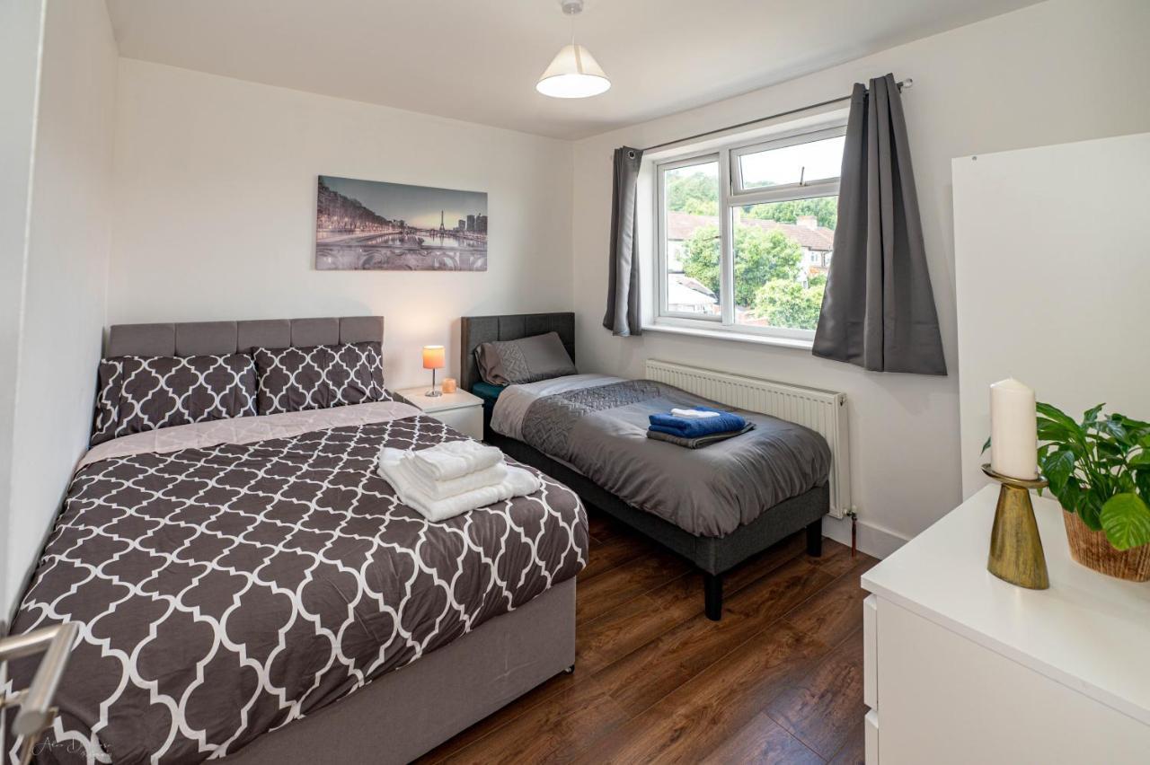 4 Bedrooms,2 Bathrooms House With Free Parking Plumstead  Esterno foto