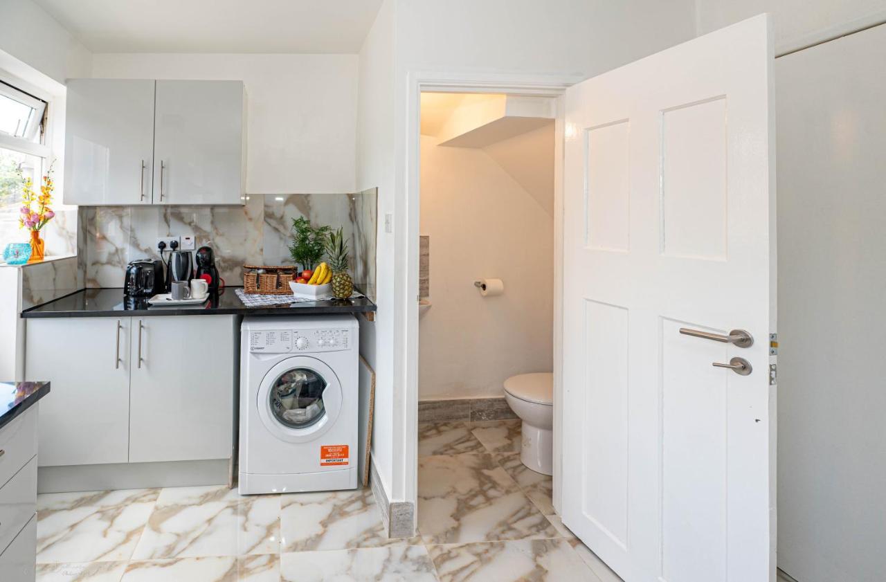 4 Bedrooms,2 Bathrooms House With Free Parking Plumstead  Esterno foto