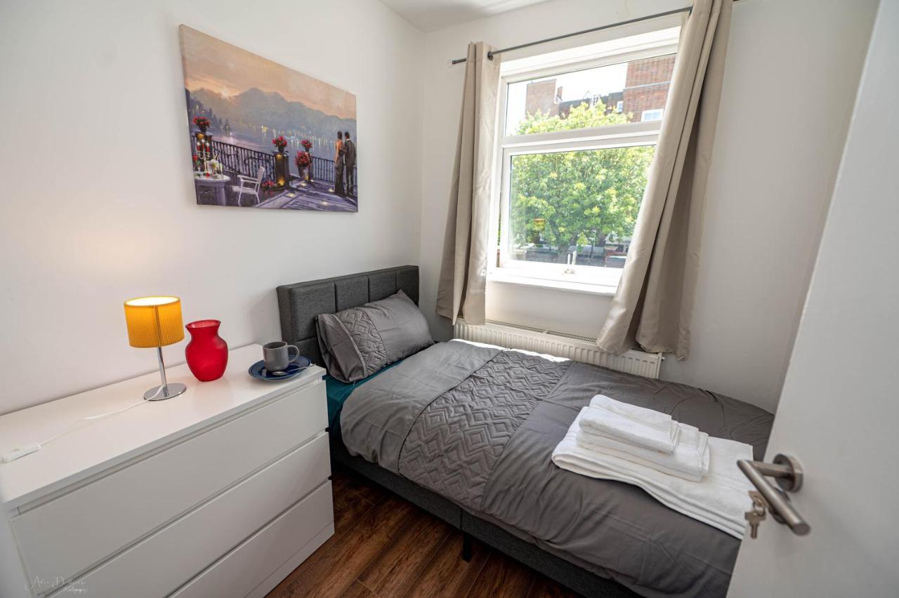 4 Bedrooms,2 Bathrooms House With Free Parking Plumstead  Esterno foto