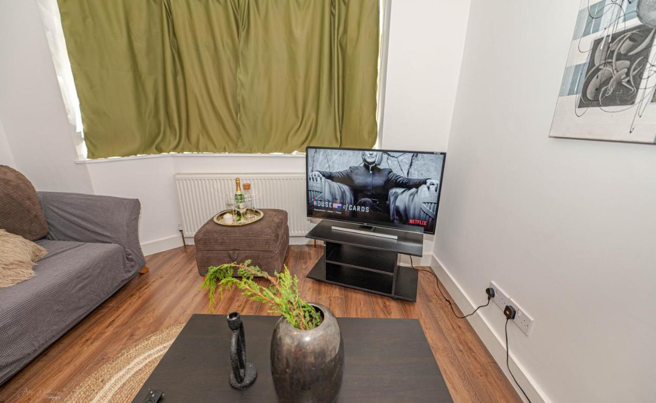 4 Bedrooms,2 Bathrooms House With Free Parking Plumstead  Esterno foto